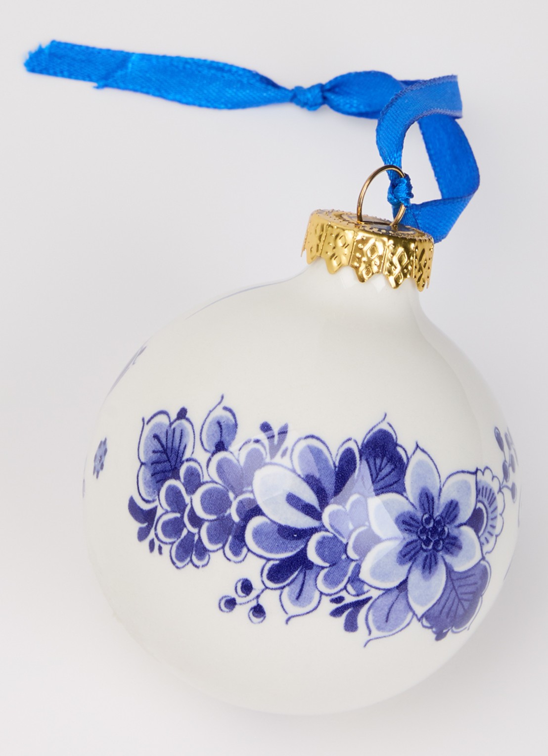 Heinen Delfts Blauw 2026 kerstbal 7 cm - detail gebroken wit
