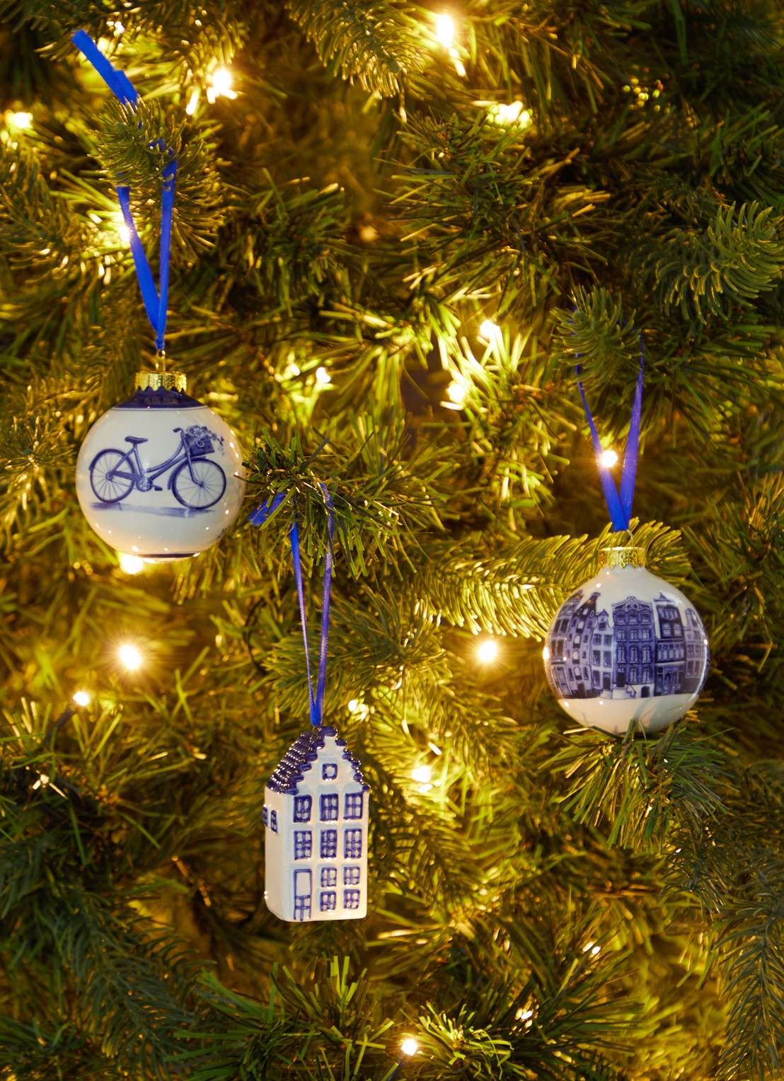 Heinen Delfts Blauw Grachtenhuisje kersthanger 7,5 cm - voorkant 2 blauw