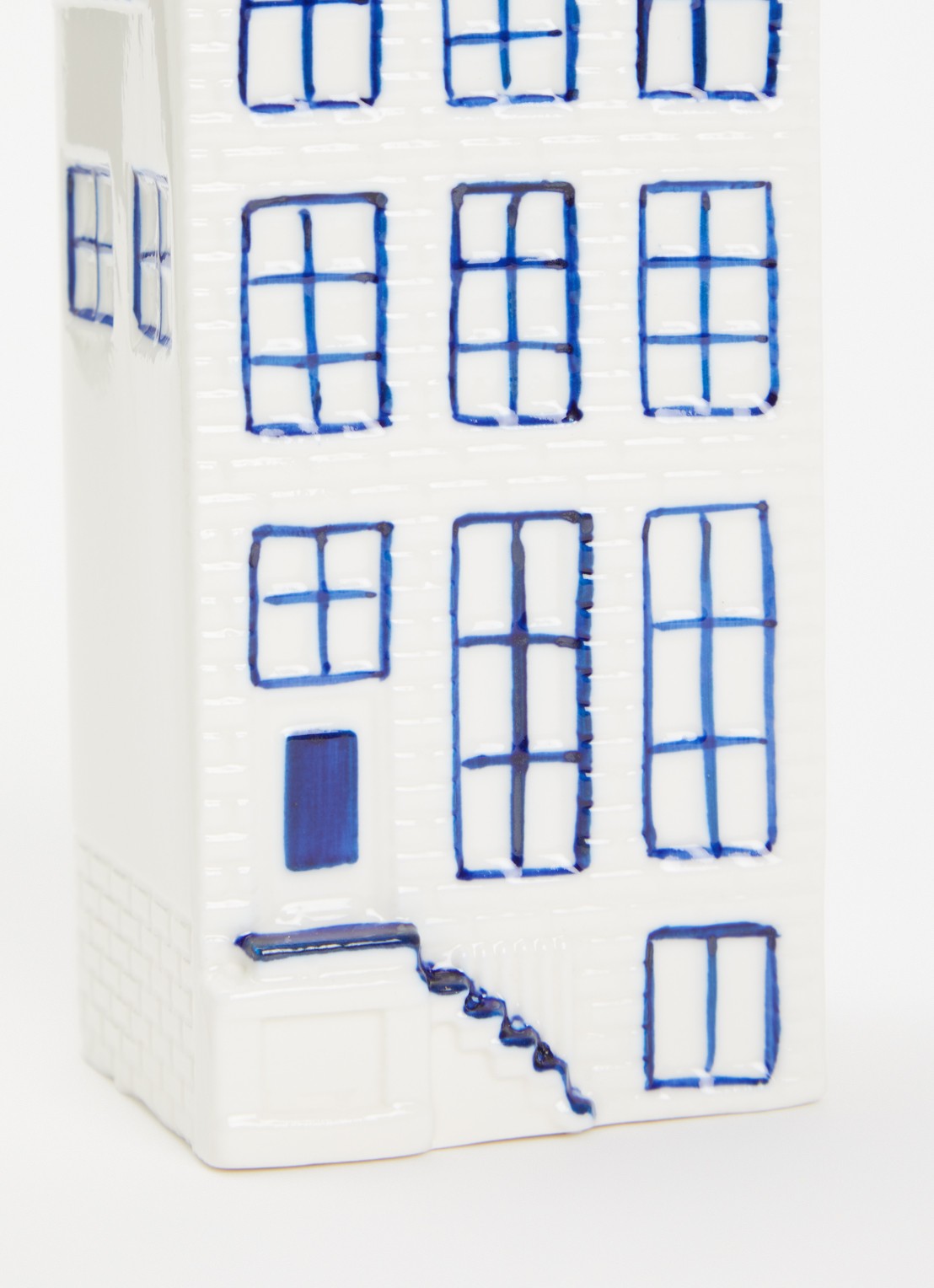 Heinen Delfts Blauw Huis Grachtenpand nr.4 ornament 16 cm - voorkant 2 blauw