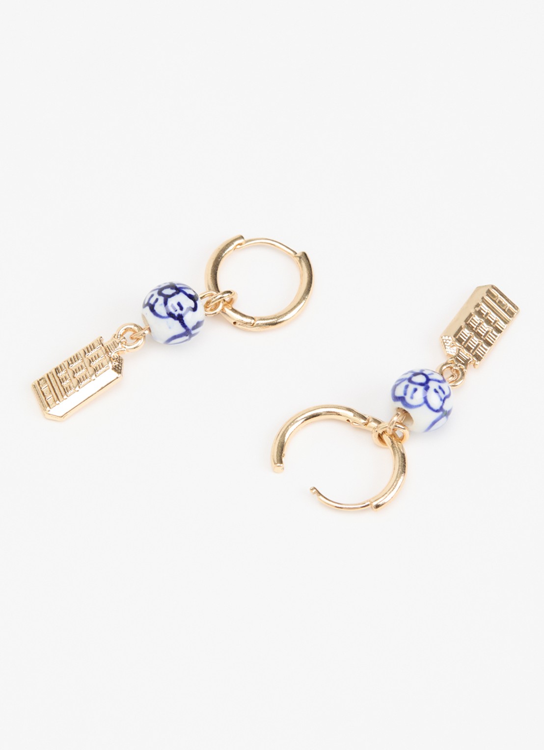 Heinen Delfts Blauw Huisje oorringen met hanger - detail goud