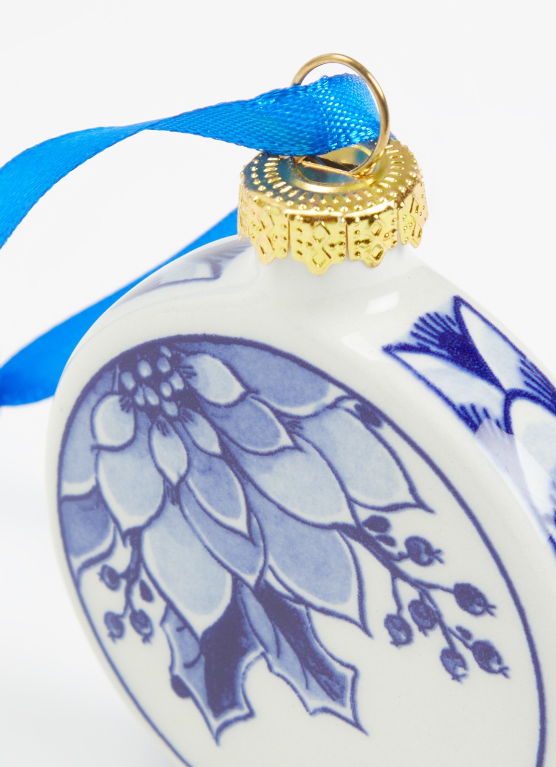 Heinen Delfts Blauw Hulst kerstbal plat 6 cm - detail 2 gebroken wit