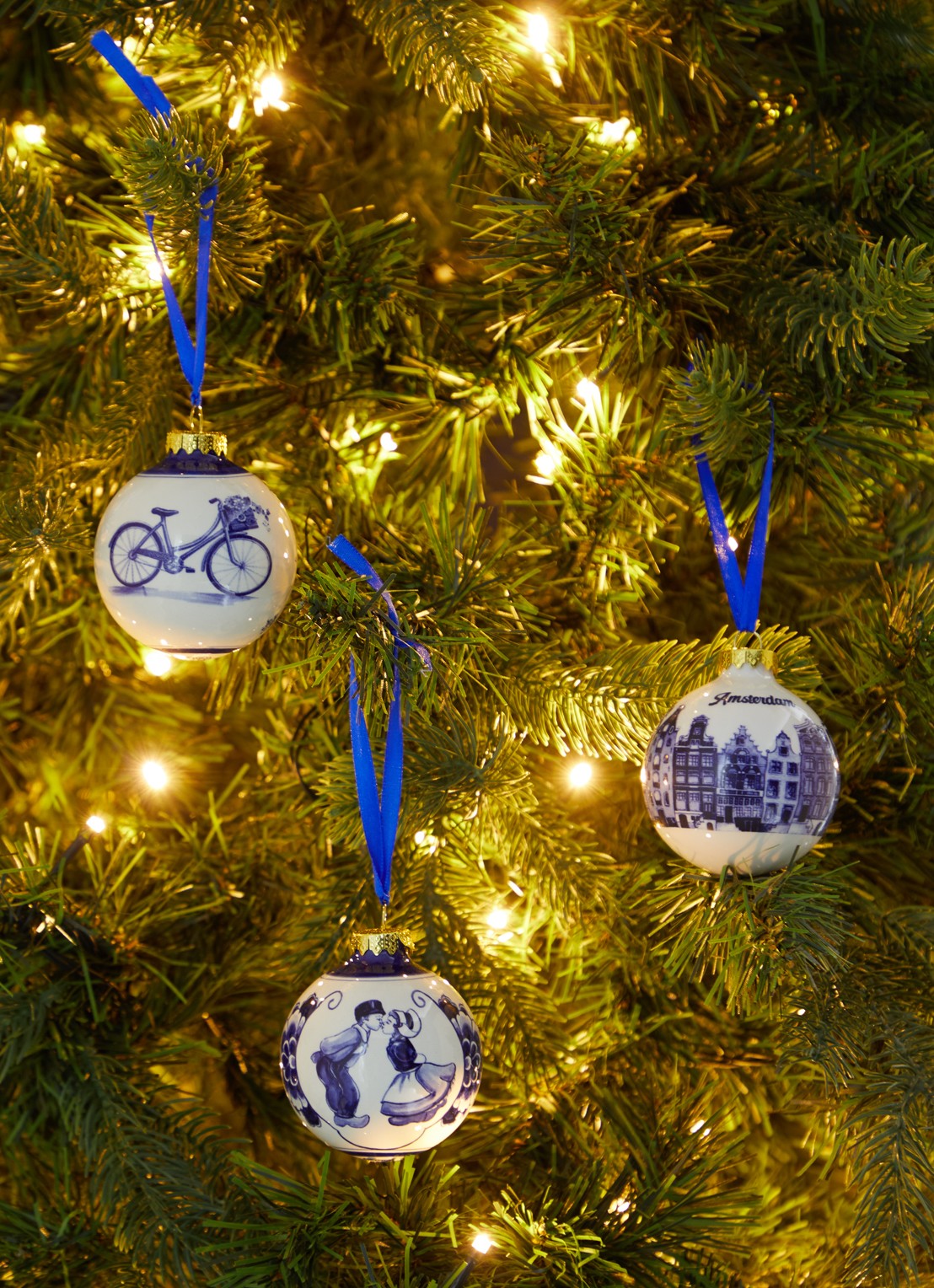 Heinen Delfts Blauw Kuspaar kerstbal 7 cm - voorkant 2 blauw