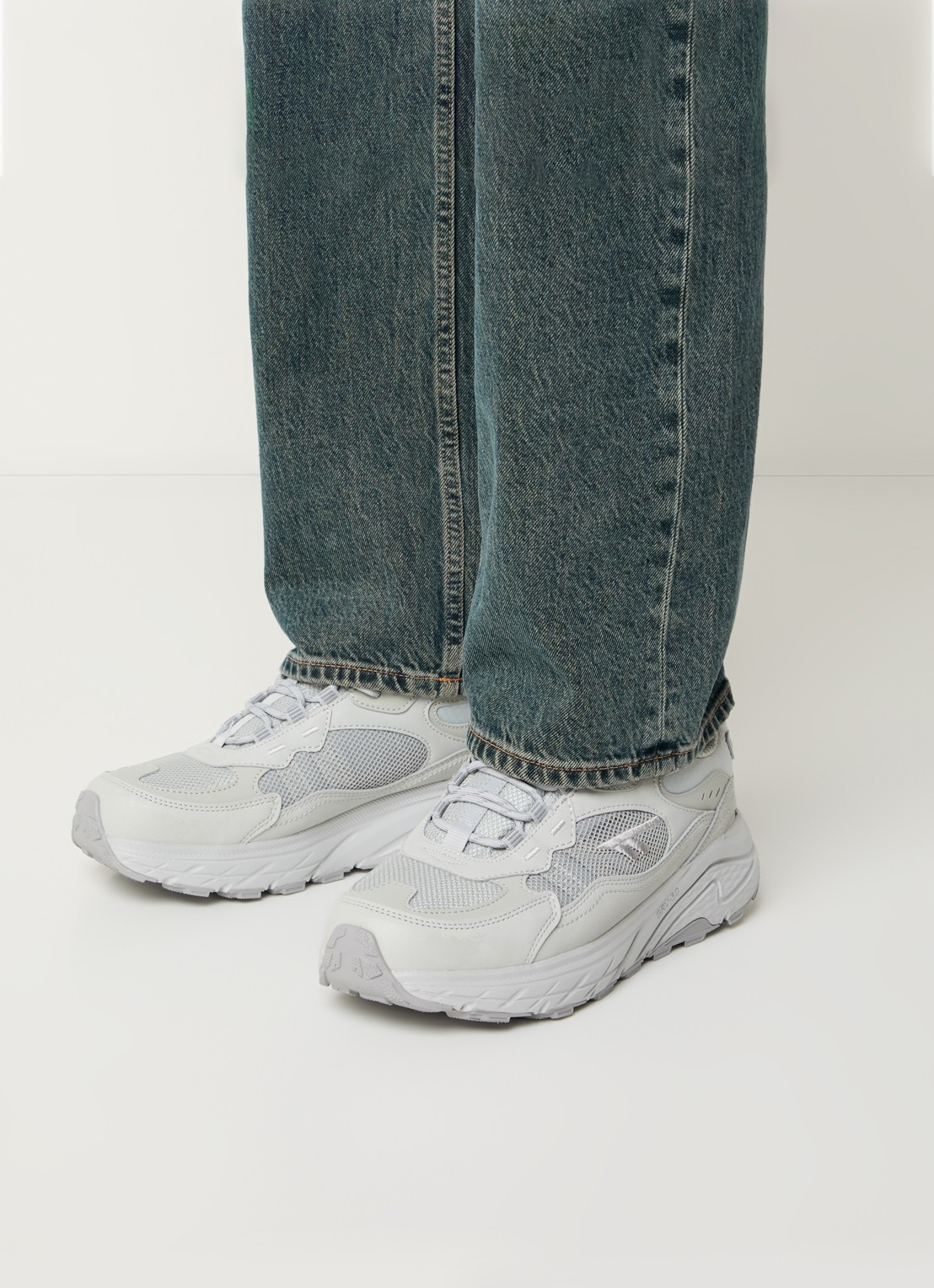 Hi-Tec Eastend sneaker met mesh details - voorkant 2 zilver