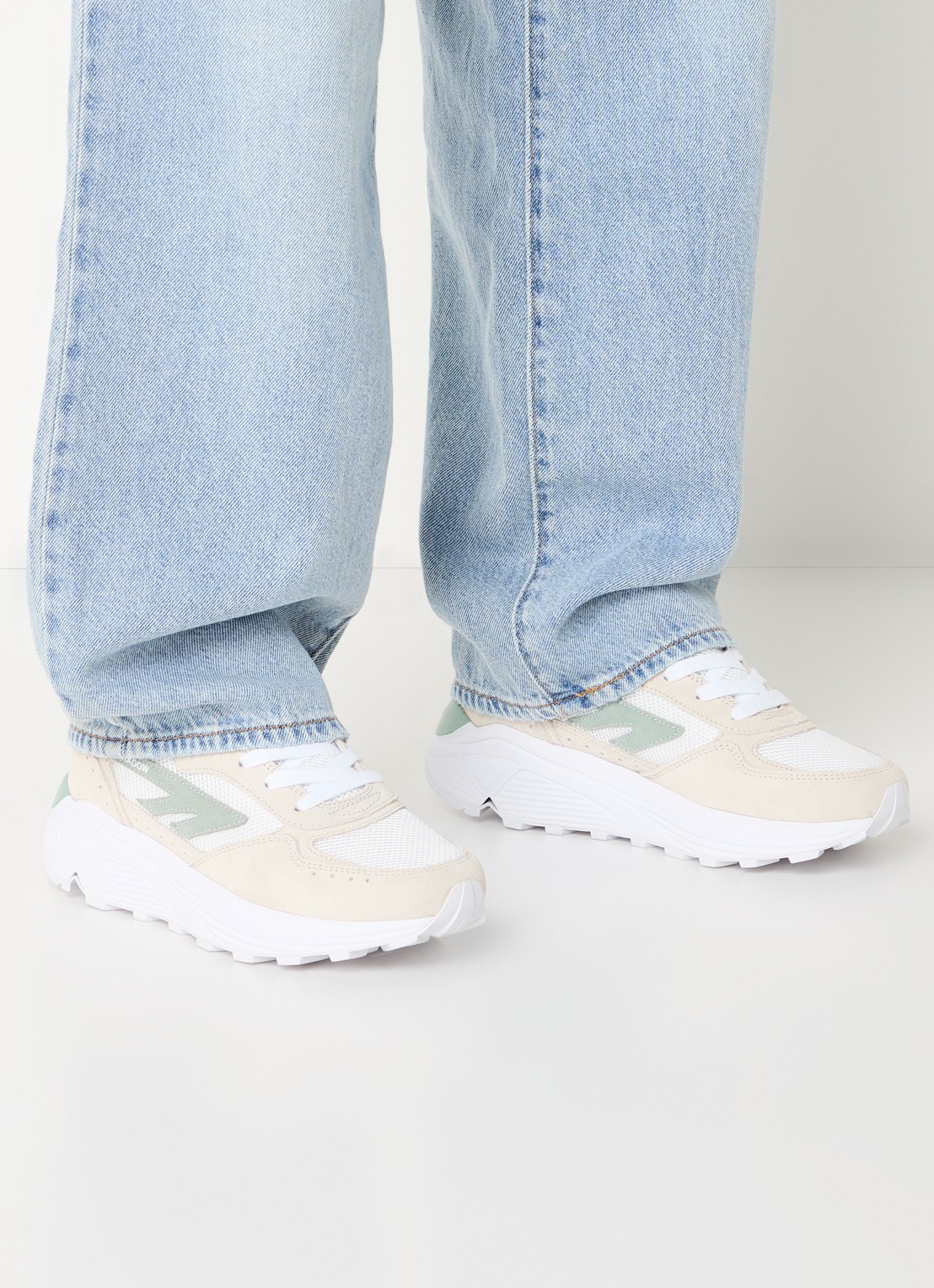 Hi-Tec HTS Shadow RGS sneaker met suède details - voorkant 5 wit