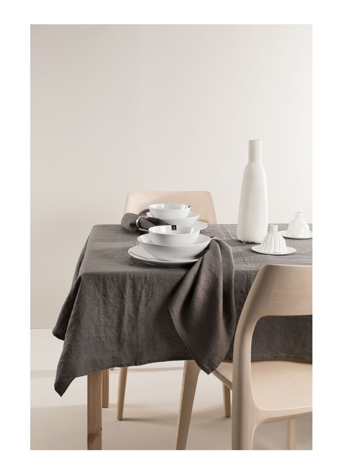 Himla Sunshine tafelkleed van linnen 145 x 330 cm - voorkant 2 donkergrijs