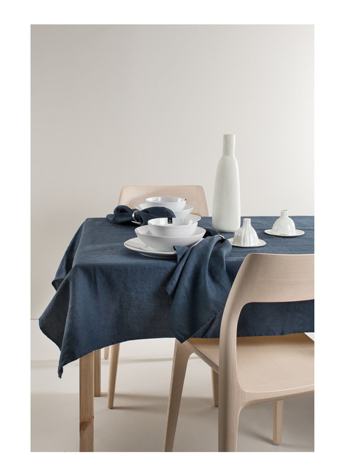 Himla Sunshine tafelloper van linnen 145 x 50 cm - voorkant 2 donkerblauw