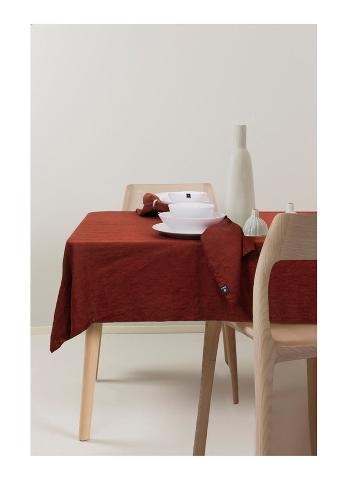 Himla Sunshine tafelloper van linnen 145 x 50 cm - voorkant 4 roodbruin