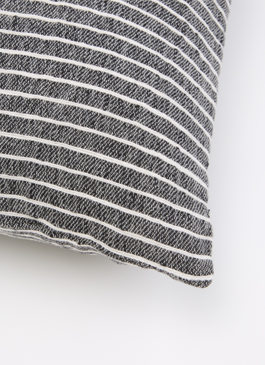 HKliving Monochrome sierkussen 70 x 40 cm - detail 2 donkergrijs