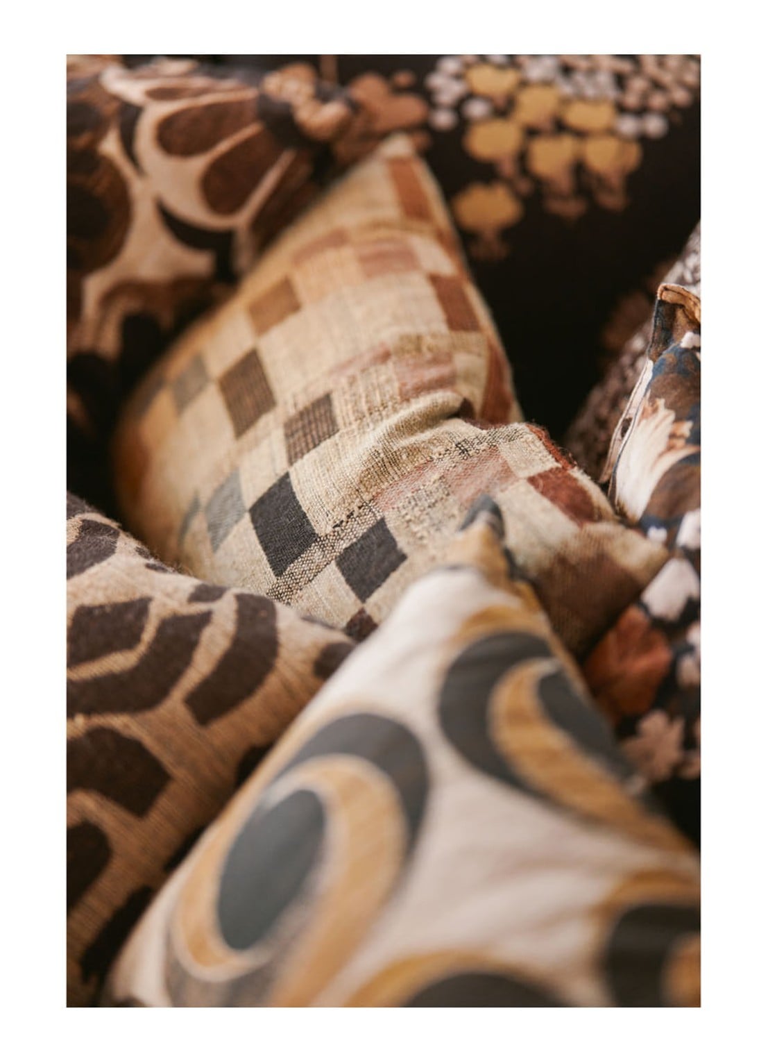 HKliving Silk sierkussen 40 x 25 cm - voorkant 4 camel