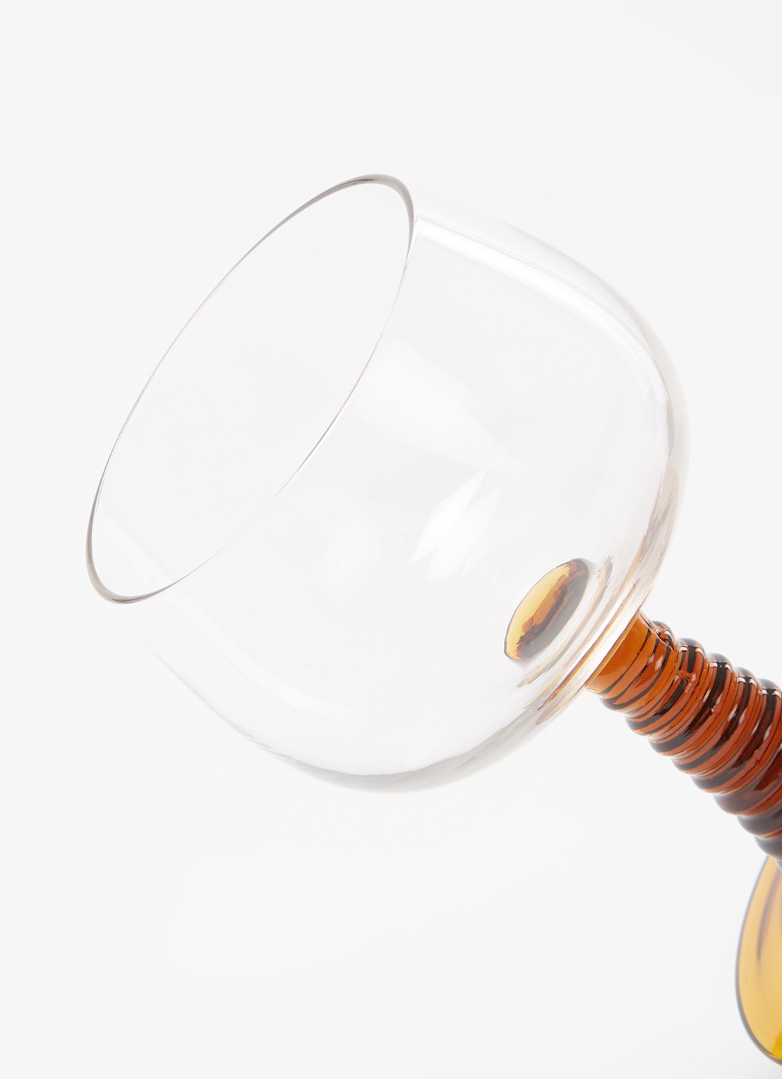HKliving Swirl hoog wijnglas 35 cl - detail okergeel