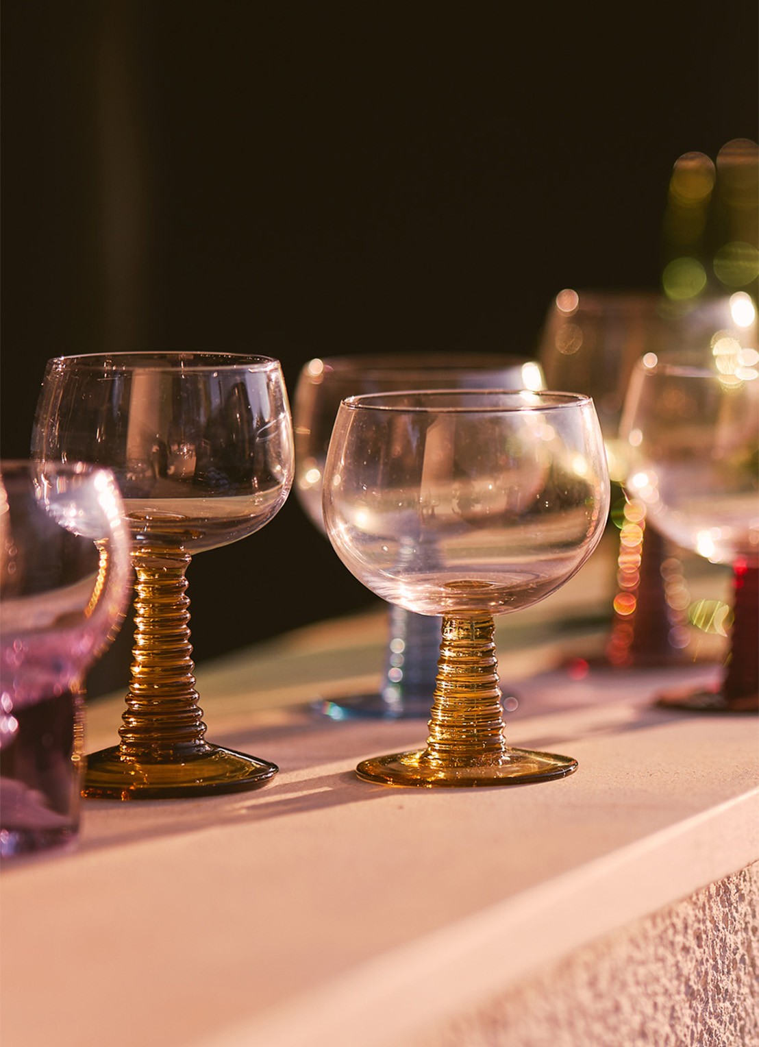 HKliving Swirl laag wijnglas 35 cl - voorkant 2 mosgroen
