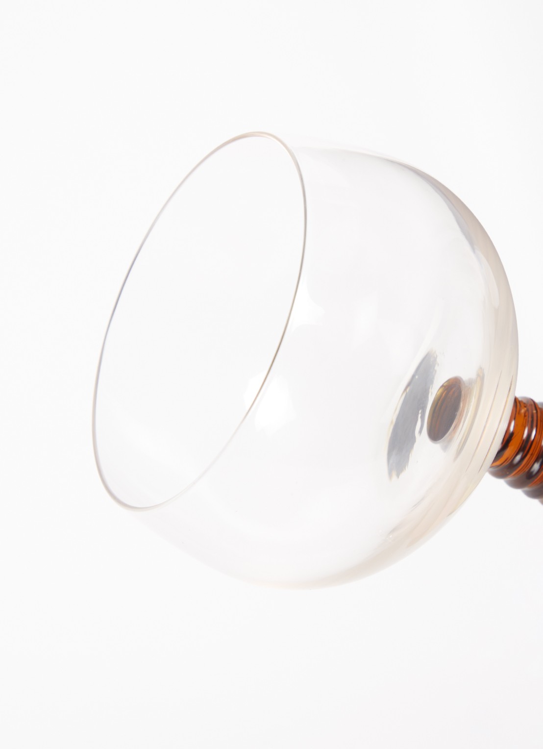 HKliving Swirl laag wijnglas 35 cl - detail okergeel