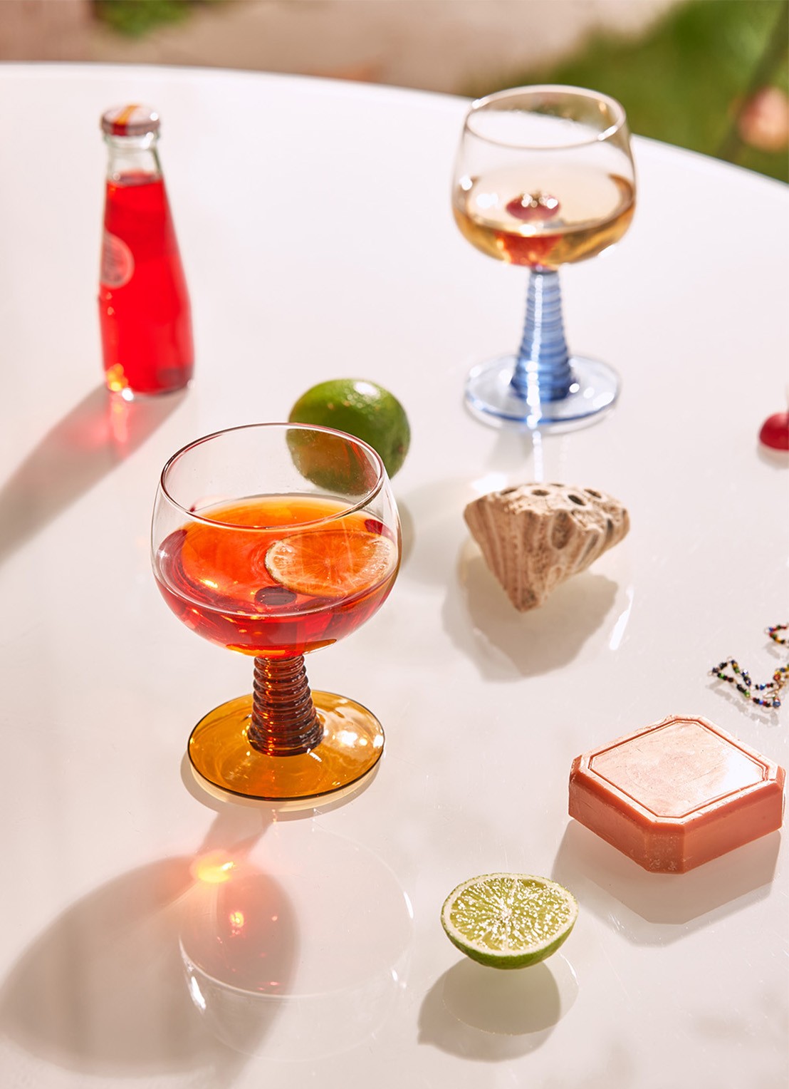 HKliving Swirl laag wijnglas 35 cl - detail 3 okergeel