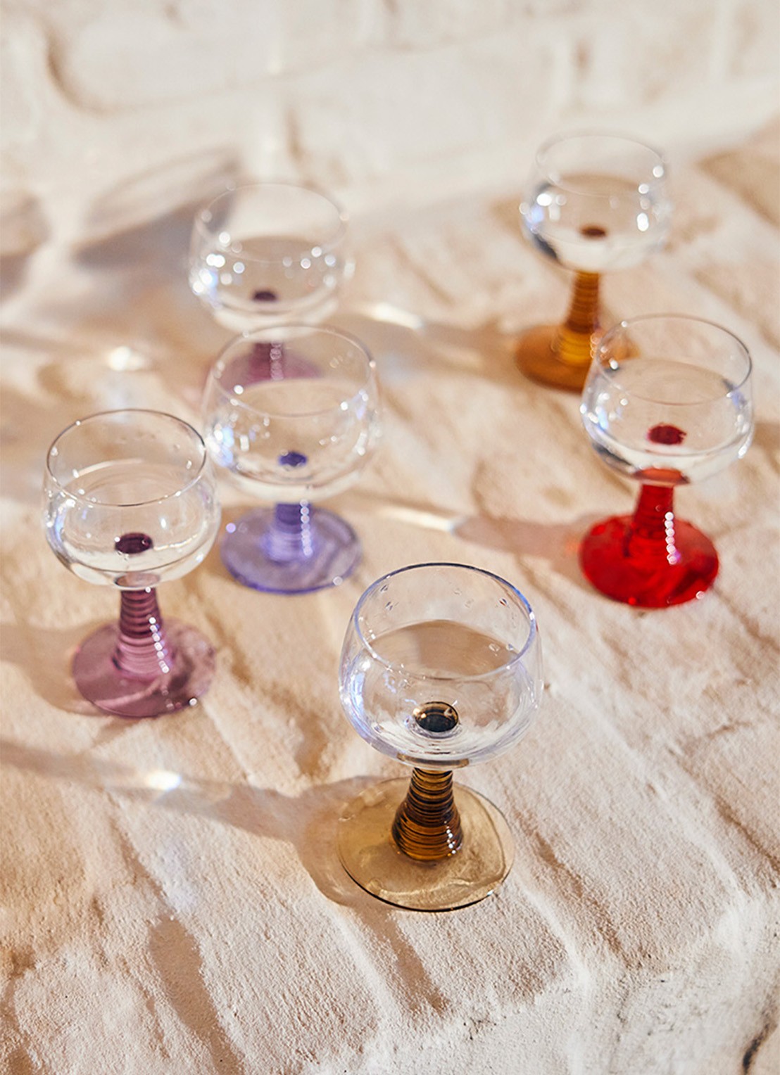 HKliving Swirl laag wijnglas 35 cl - detail 4 okergeel