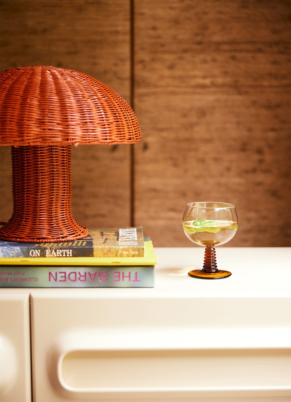 HKliving Swirl laag wijnglas 35 cl - voorkant 6 okergeel
