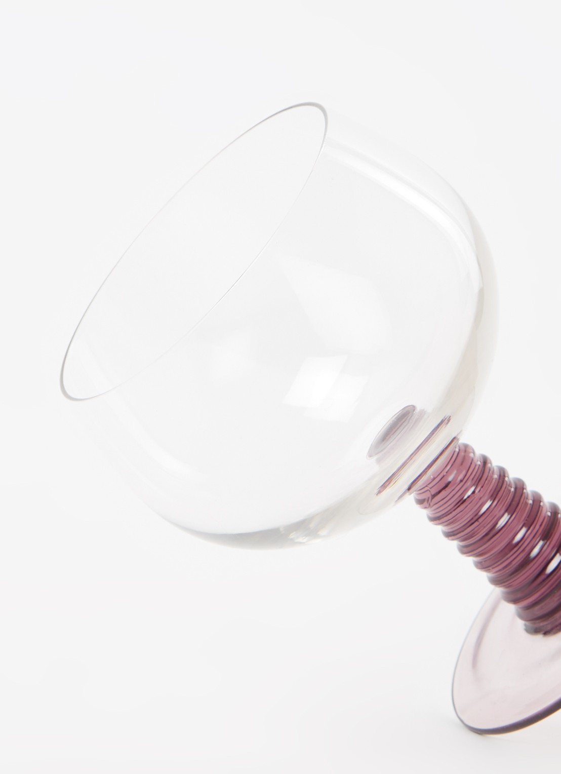 HKliving Swirl laag wijnglas 35 cl - detail paars