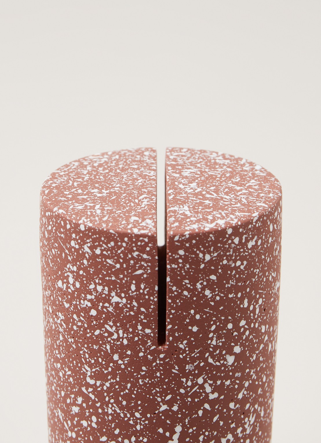 HKliving Terrazzo Cylinder fotostandaard - detail donkerrood