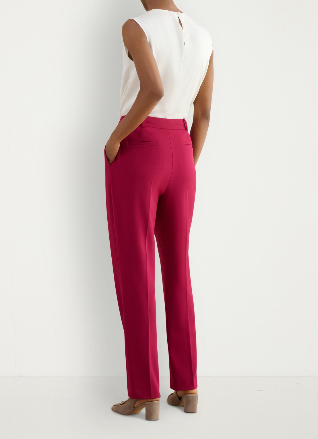 Hobbs Gemma mid waist straight fit pantalon met siernaad - achterkant 3 cranberryrood