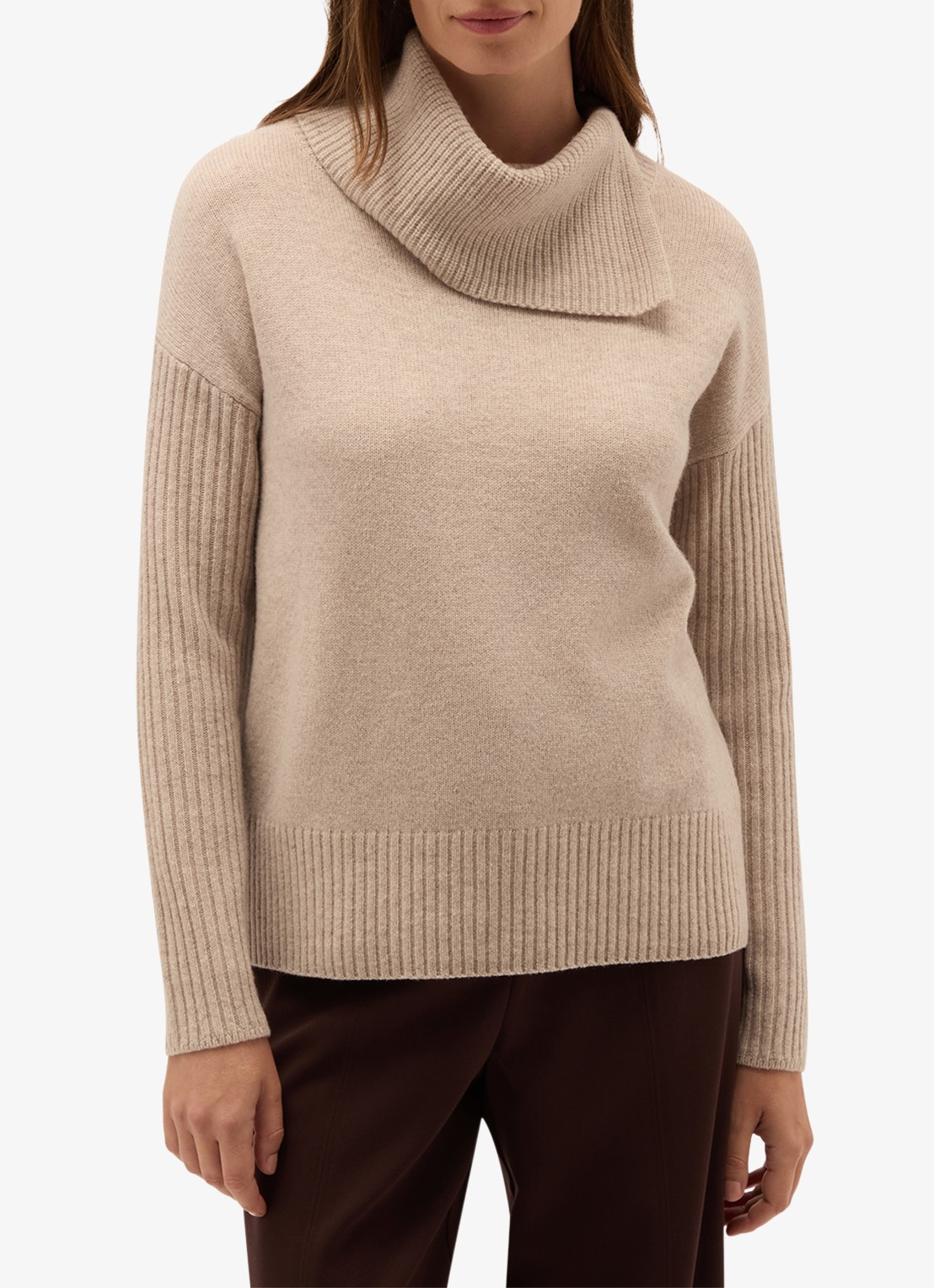 Hobbs Irene fijngebreide trui met watervalhals - detail 4 beige
