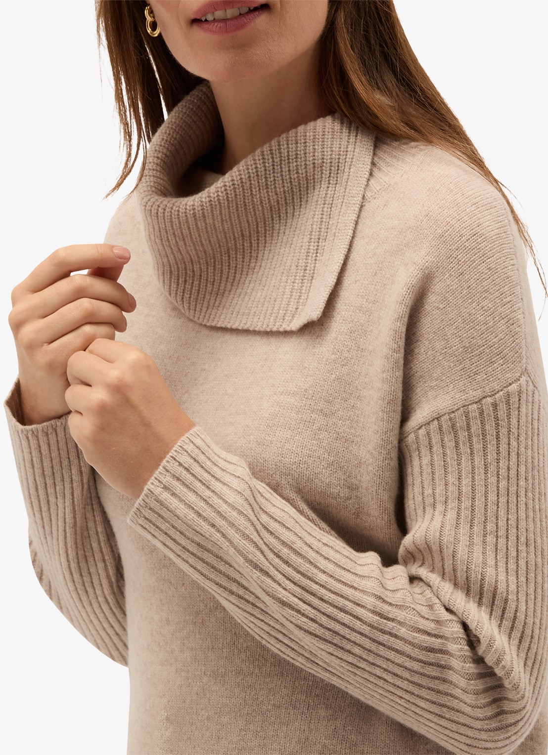 Hobbs Irene fijngebreide trui met watervalhals - detail 5 beige