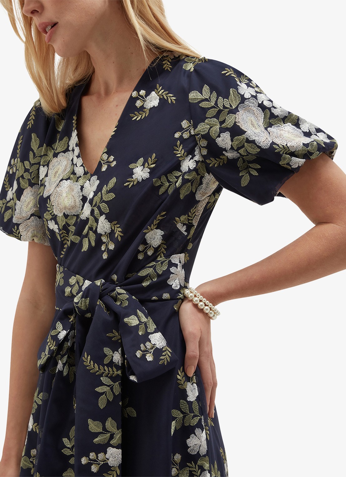 Hobbs Midi jurk met bloemenprint met V-hals - detail 2 donkerblauw