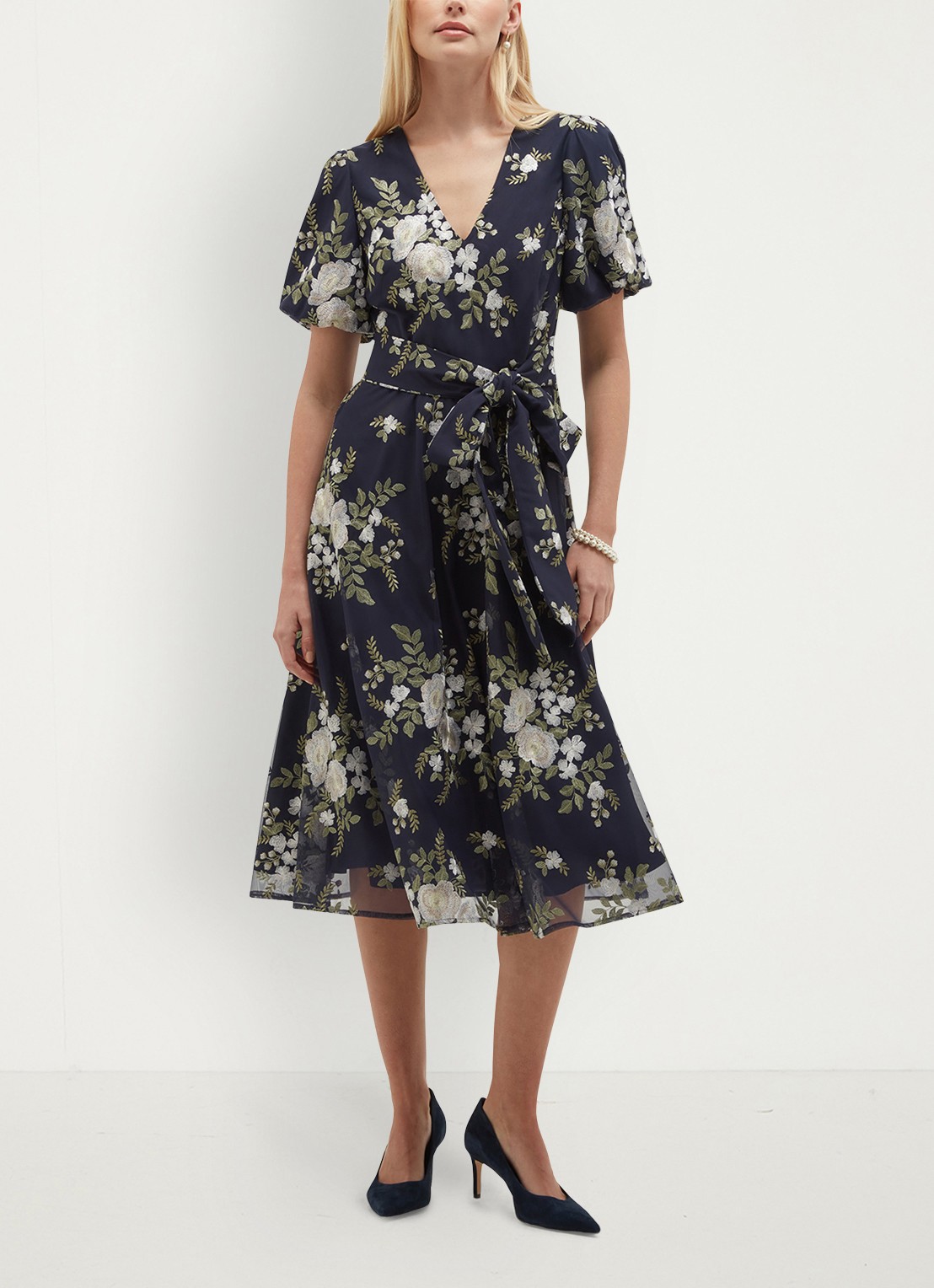 Hobbs Midi jurk met bloemenprint met V-hals - voorkant 6 donkerblauw