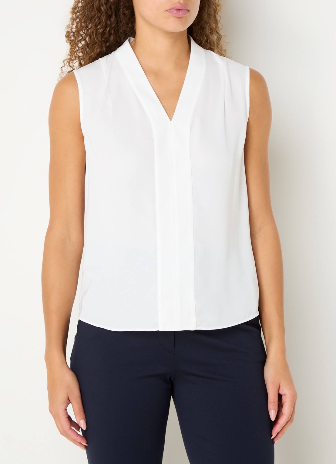 Hobbs Shelley top met V-hals - detail gebroken wit
