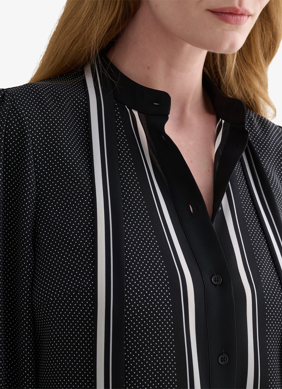 Hobbs Valerie blouse met stippenprint en sjaalkraag - detail 3 donkerblauw