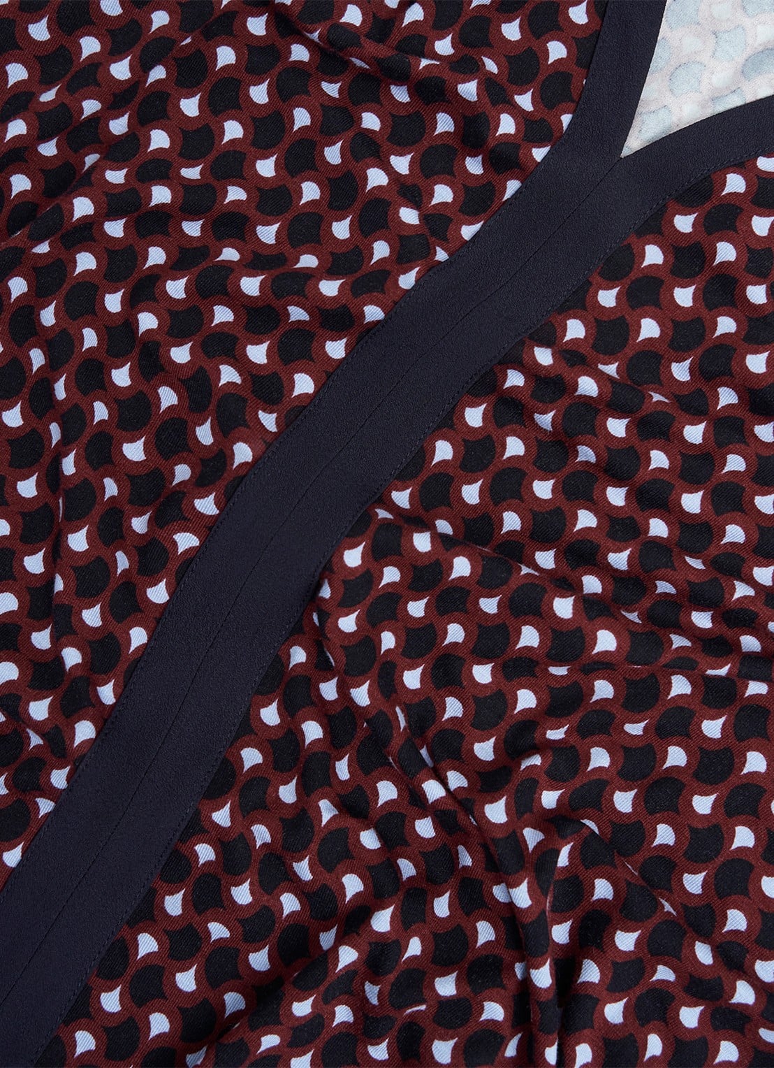 Hobbs Zelia tuniek met grafische print  - detail 4 bordeauxrood