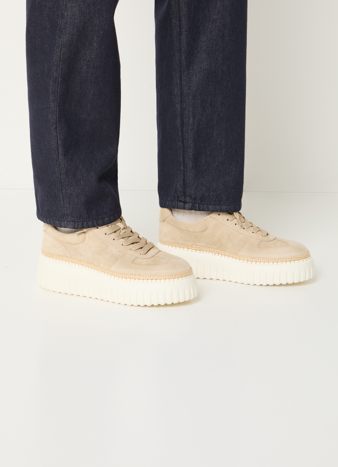 Hogan H-Stripes sneaker van suède met plateauzool - voorkant 3 beige