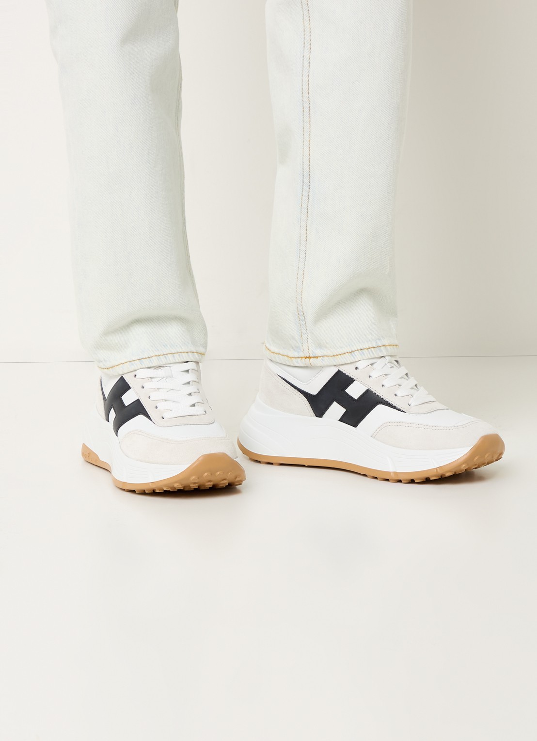 Hogan Hi-Fi sneaker van leer met suède details - voorkant 3 wit