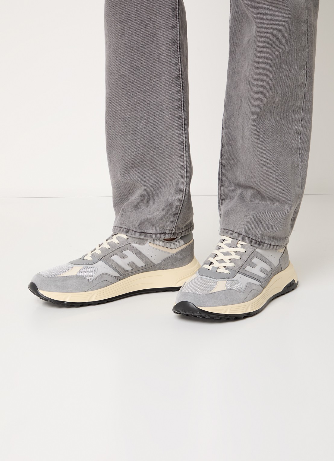 Hogan Hyperlight sneaker van leer met mesh details  - voorkant 2 grijs