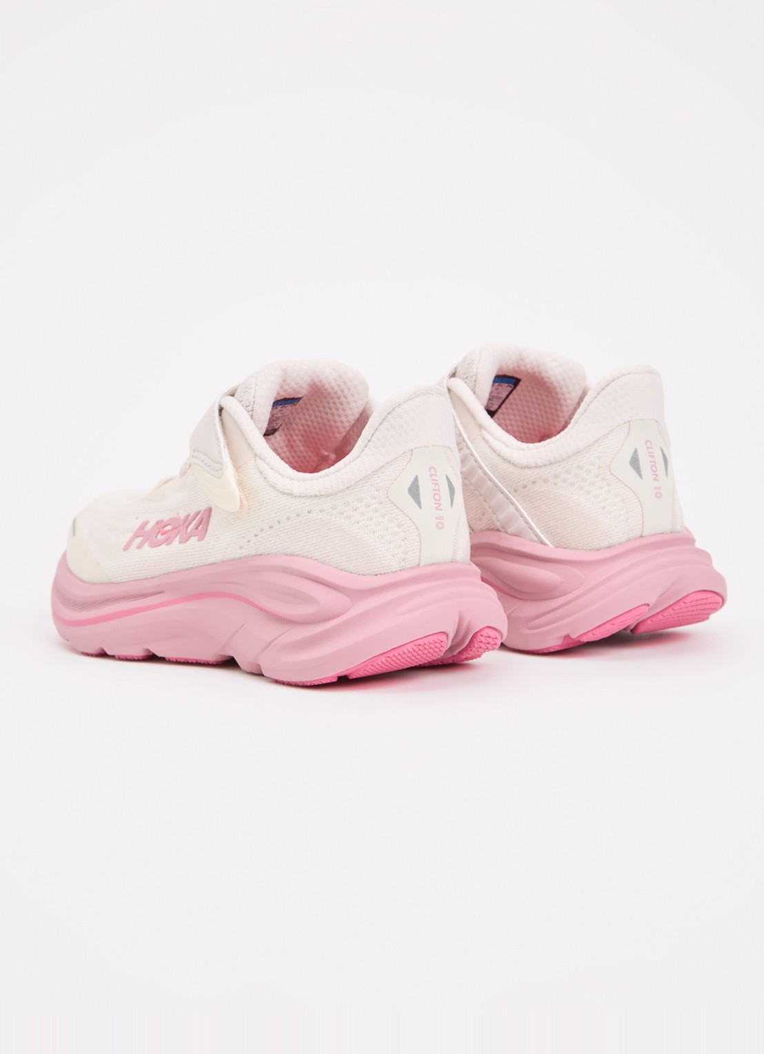 HOKA Clifton 10 hardloopschoen met gebreid bovenwerk en logo - achterkant roze