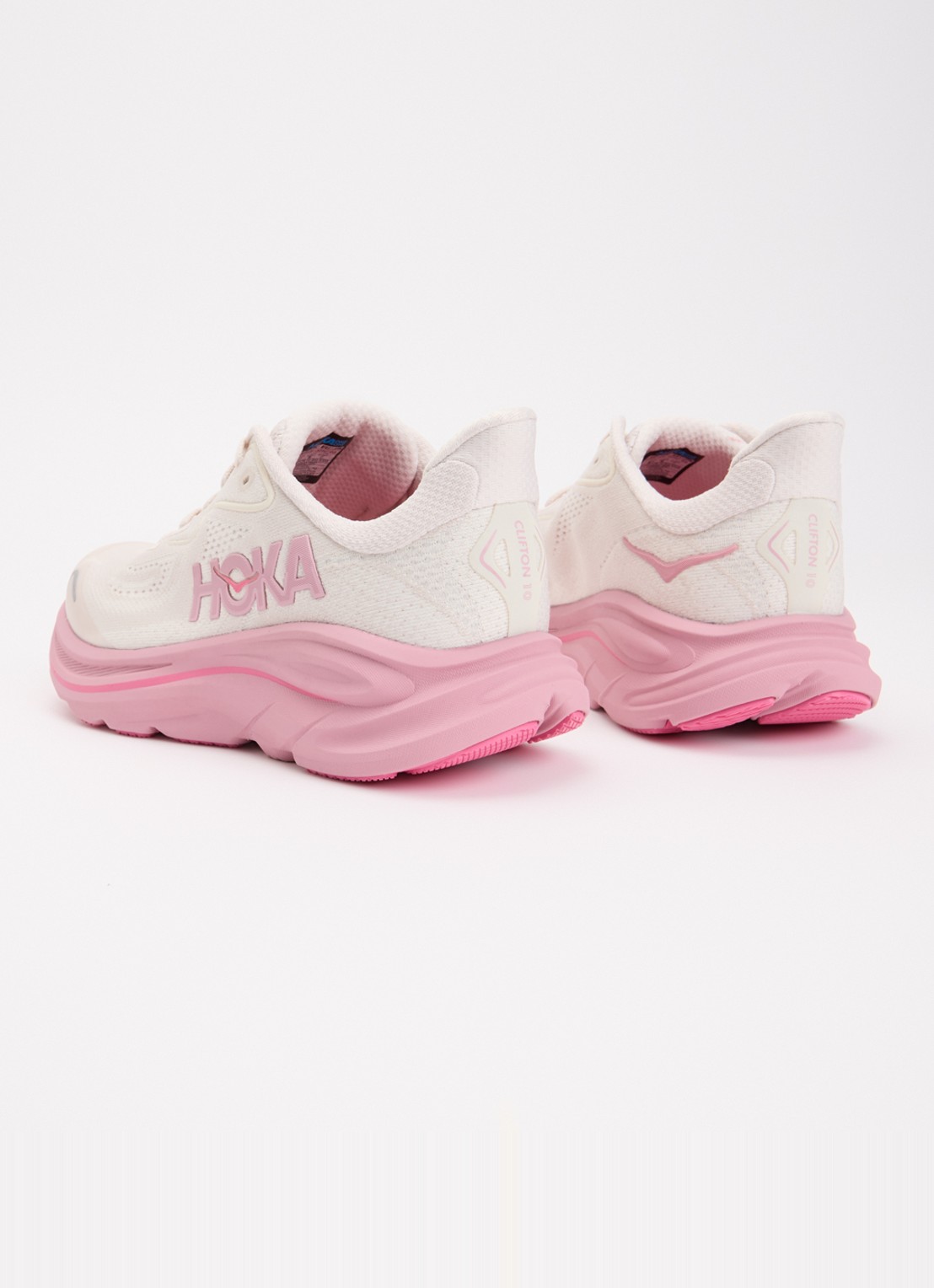 HOKA Clifton 10 hardloopschoen met gebreid bovenwerk en logo - achterkant creme
