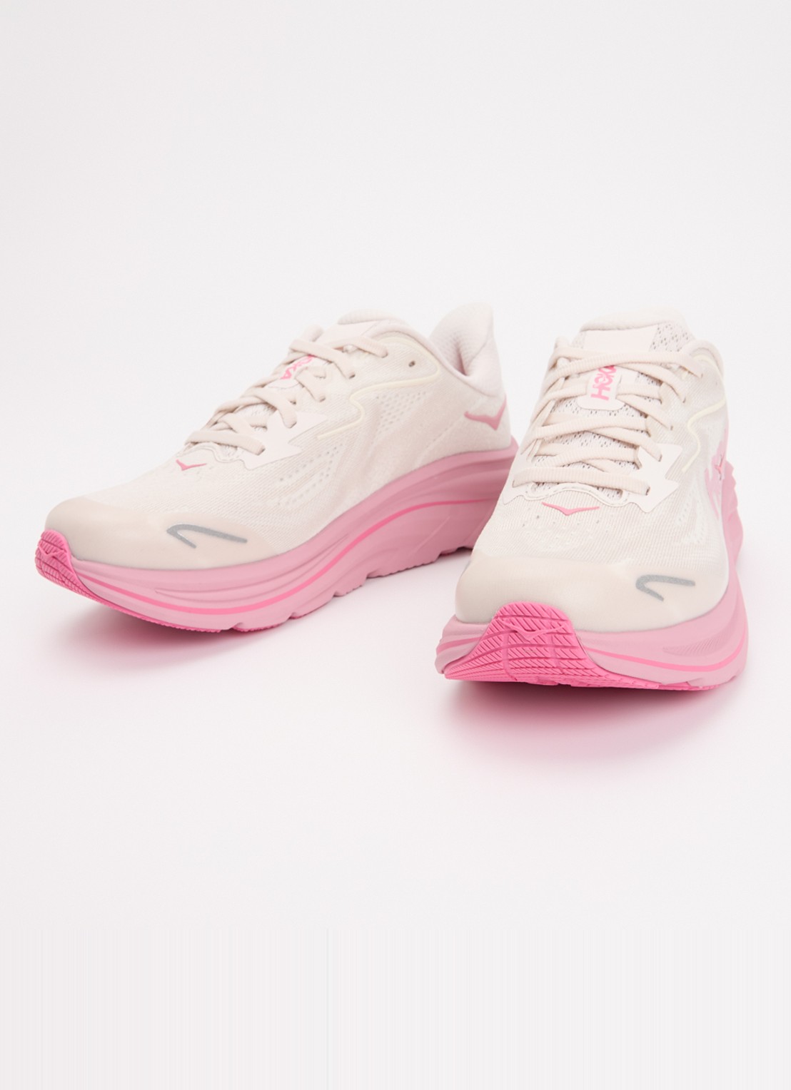 HOKA Clifton 10 hardloopschoen met gebreid bovenwerk en logo - detail 3 creme