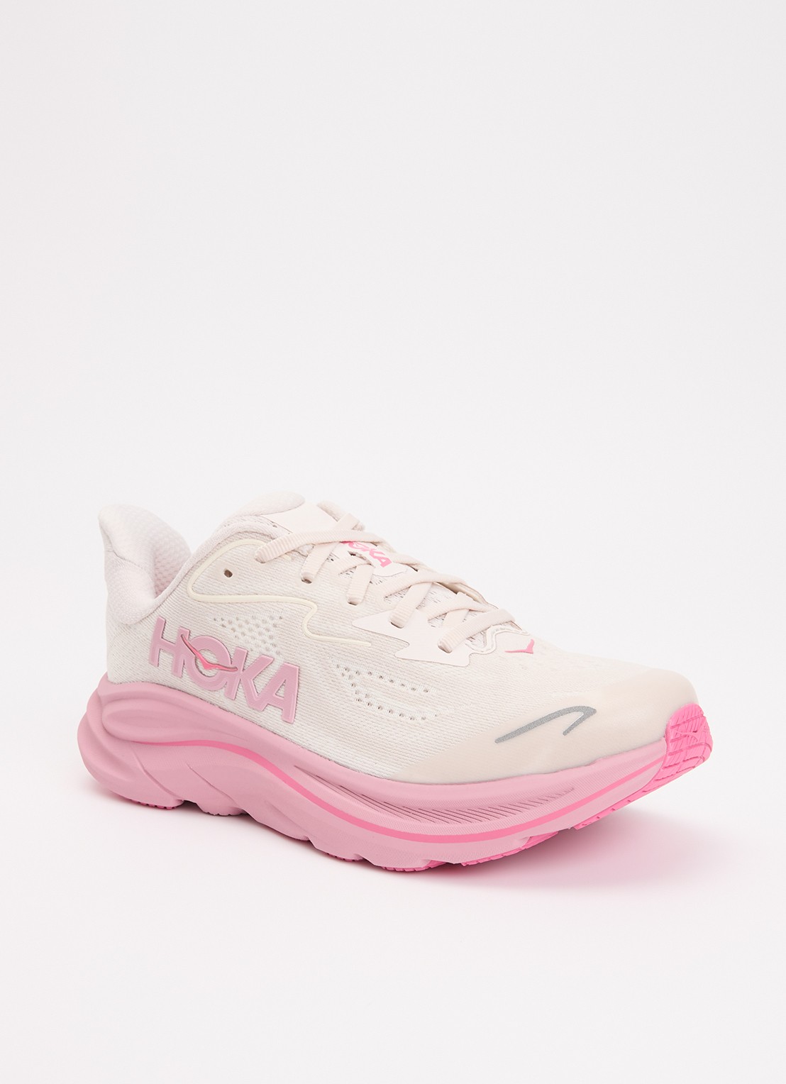 HOKA Clifton 10 hardloopschoen met gebreid bovenwerk en logo - voorkant 2 creme