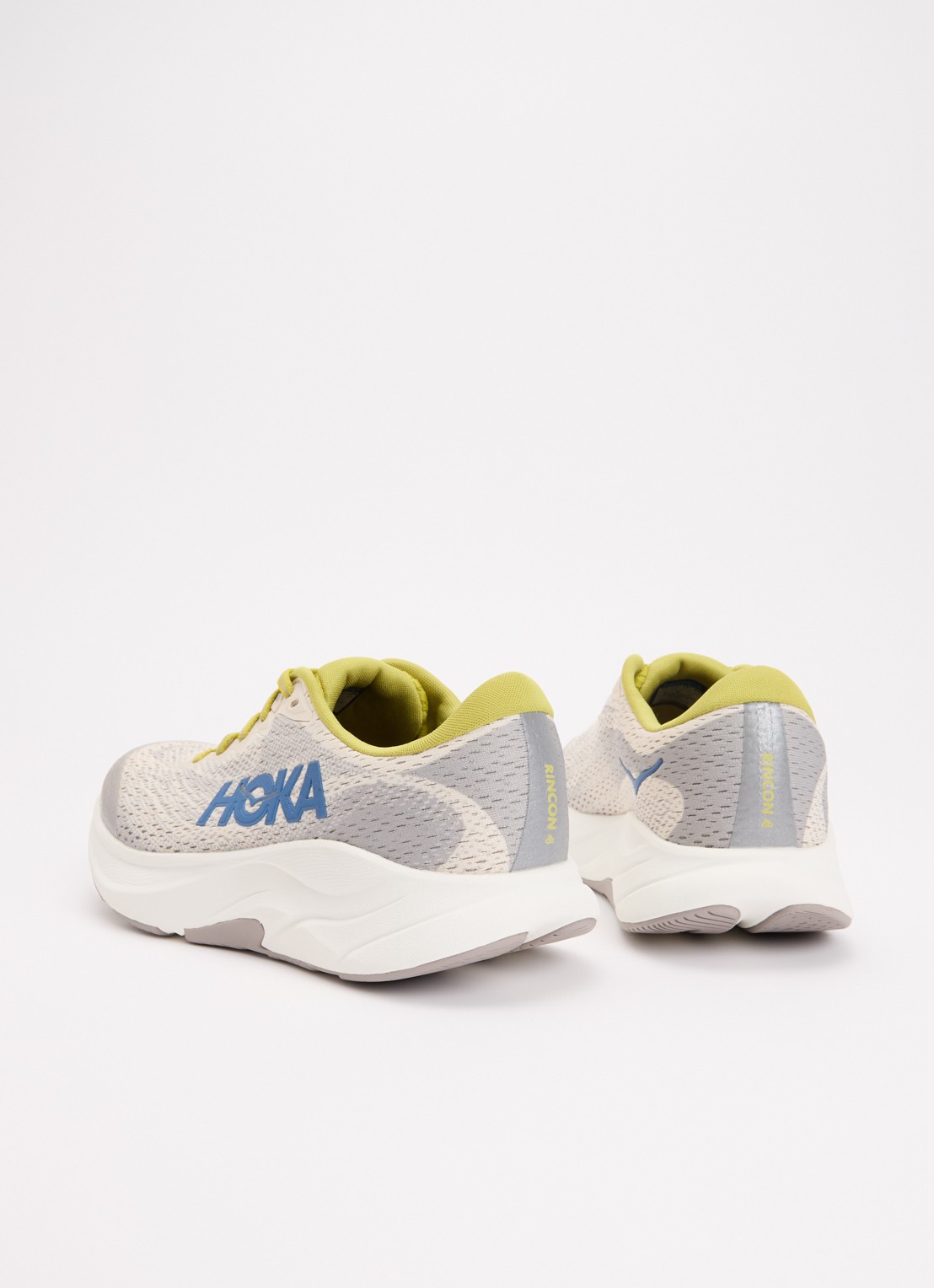 HOKA Rincon 4 sneaker met gebreid bovenwerk en logo - achterkant lichtgrijs