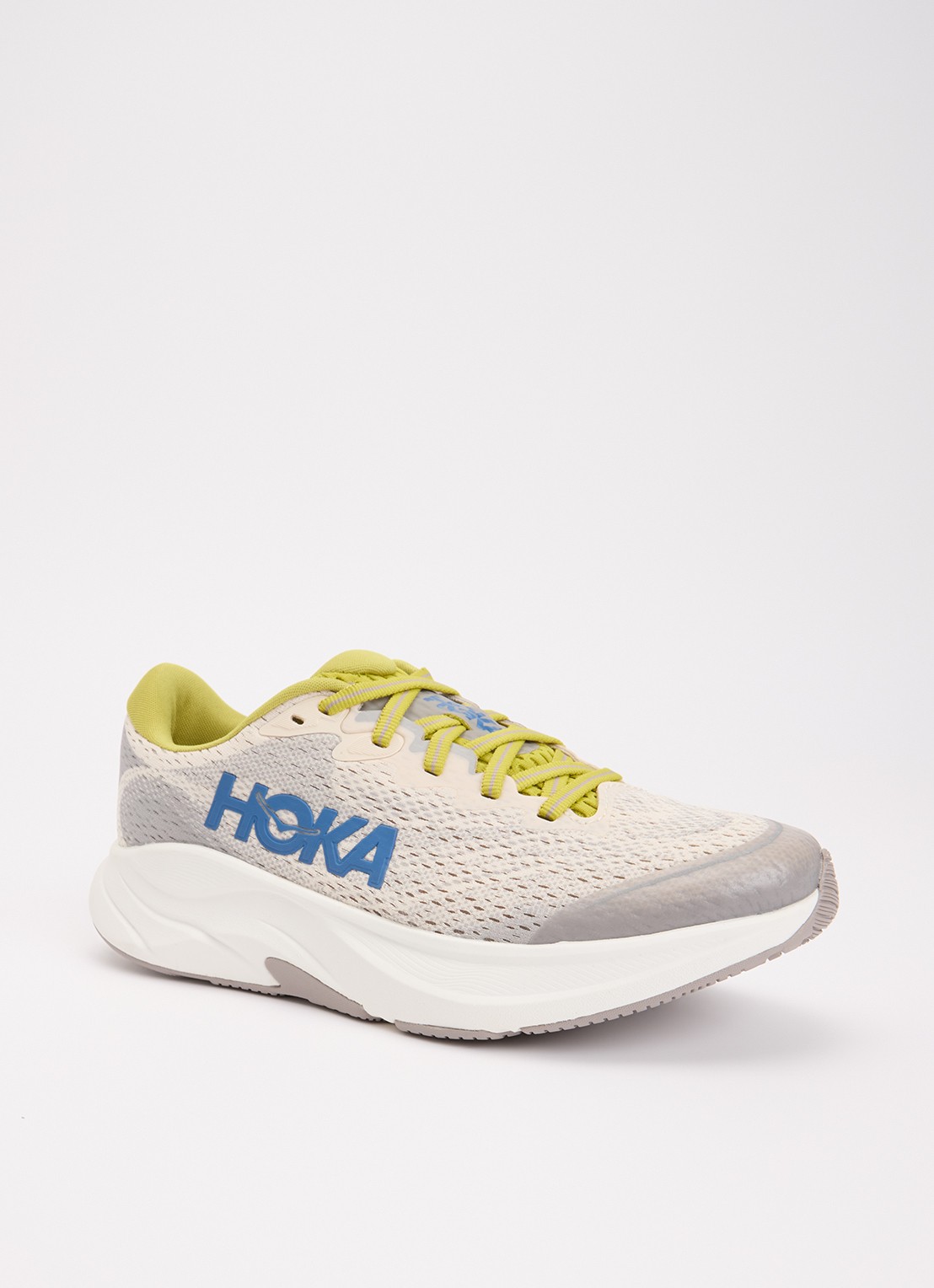 HOKA Rincon 4 sneaker met gebreid bovenwerk en logo - voorkant 2 lichtgrijs