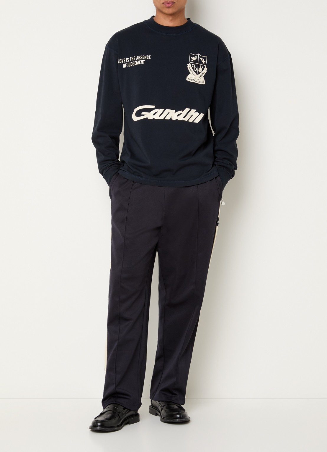 Hopeium Ghandi longsleeve met front- en backprint - voorkant 4 donkerblauw