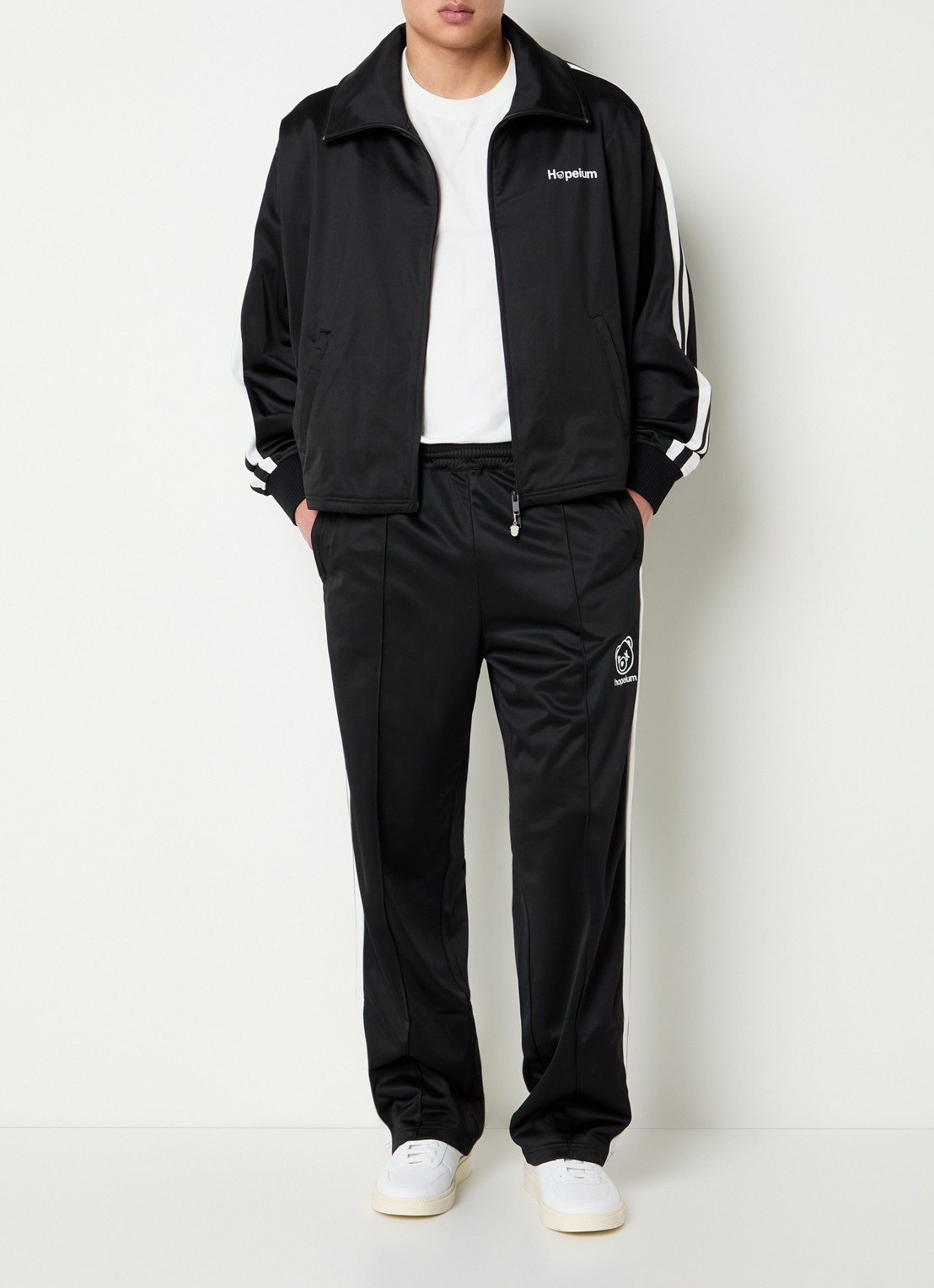 Hopeium Loose fit trackpants met ritszakken en logo - voorkant 2 zwart