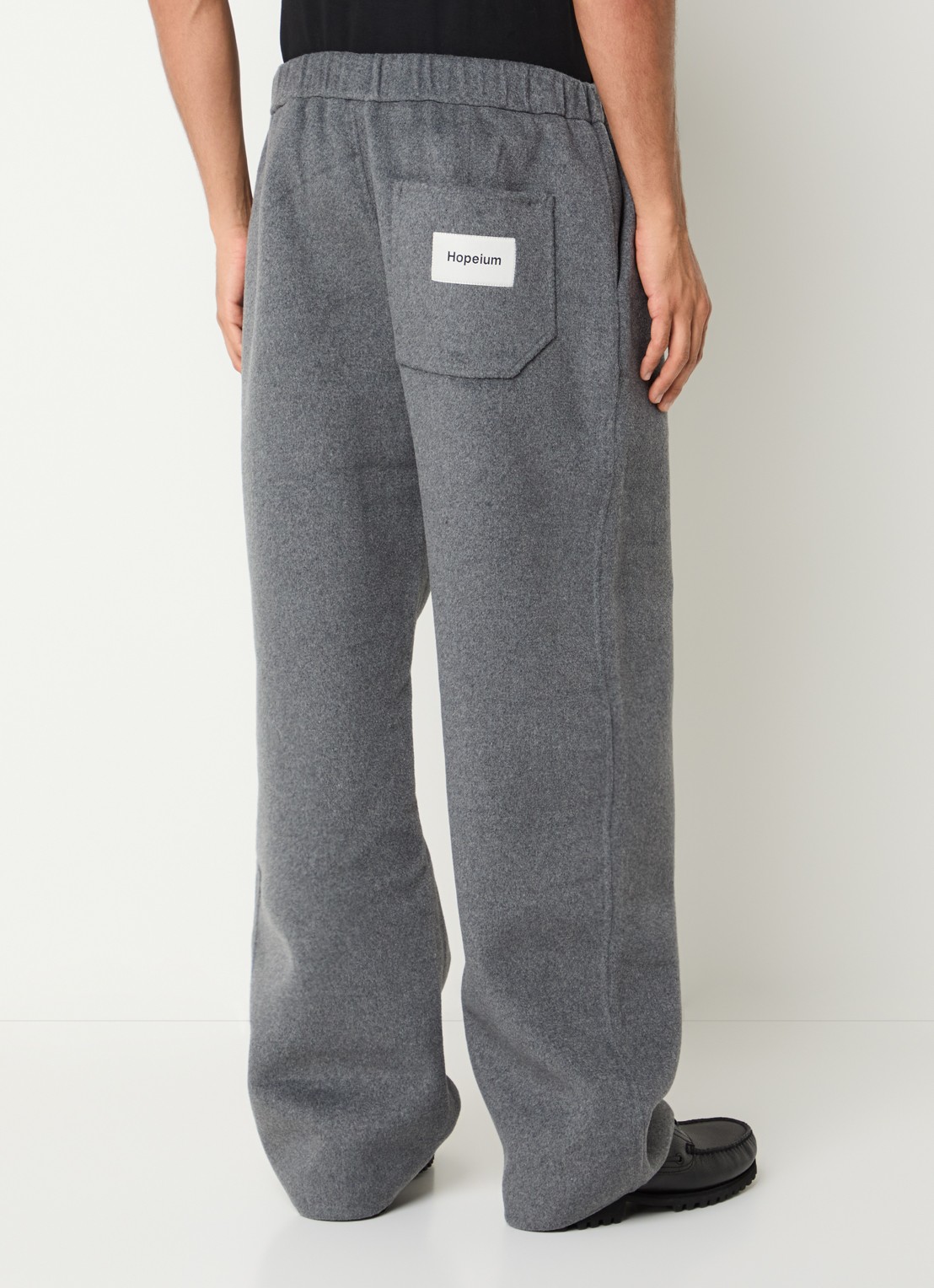 Hopeium Wide fit broek van wol met steekzakken - achterkant 3 grijsmele