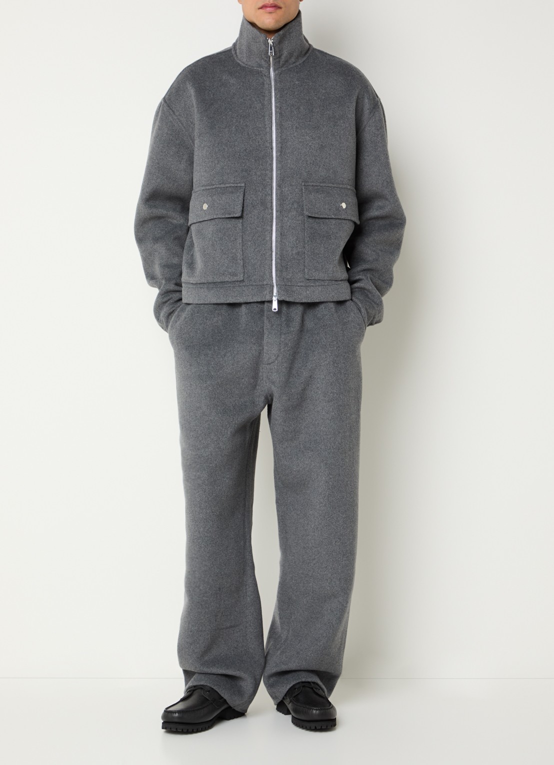 Hopeium Wide fit broek van wol met steekzakken - voorkant 2 grijsmele