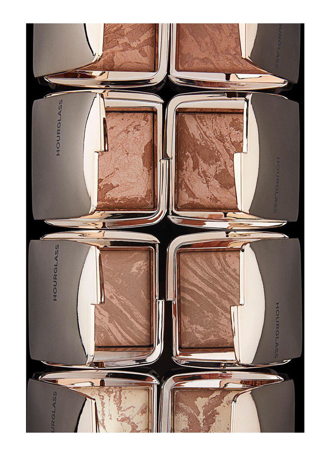 Hourglass AMBIENT™ Lighting Bronzer - detail 7 luminous bronze light