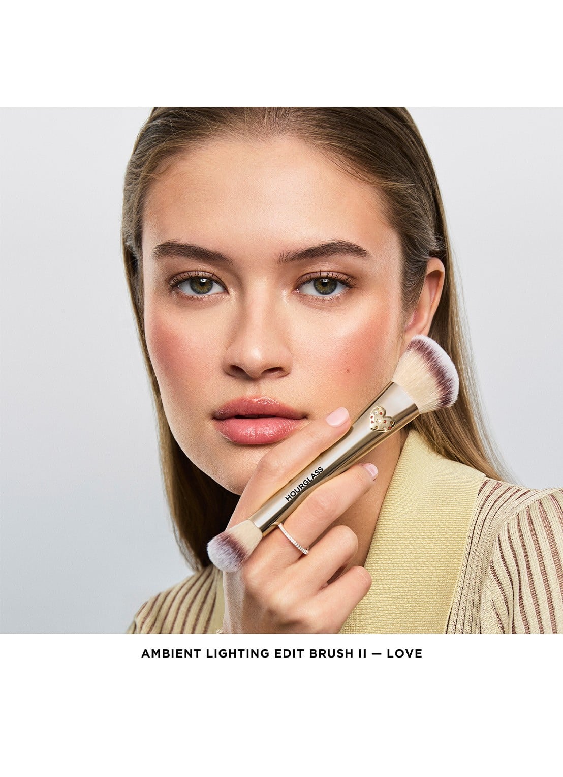 Hourglass AMBIENT™ Lighting Edit Brush II - make-up kwast - achterkant love