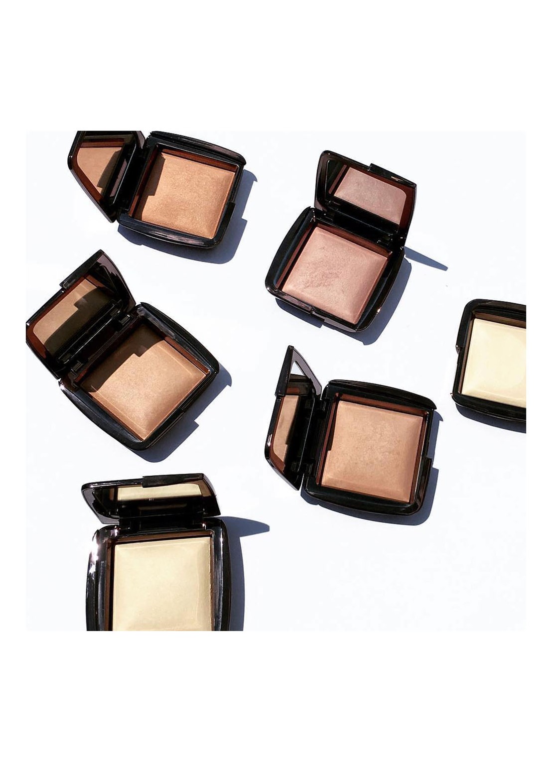 Hourglass AMBIENT™ Lightning Finishing powder - lichtreflecterend poeder - detail 4 luminous light