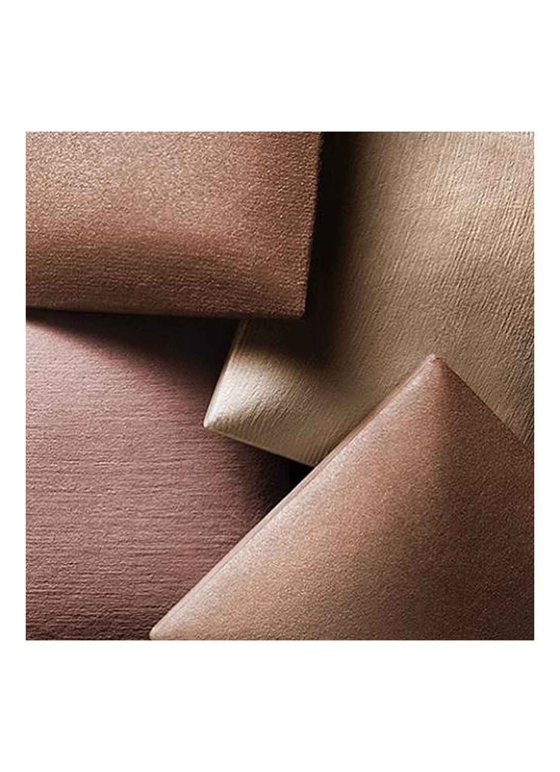 Hourglass AMBIENT™ Lightning Finishing powder - lichtreflecterend poeder - detail 2 radiant light