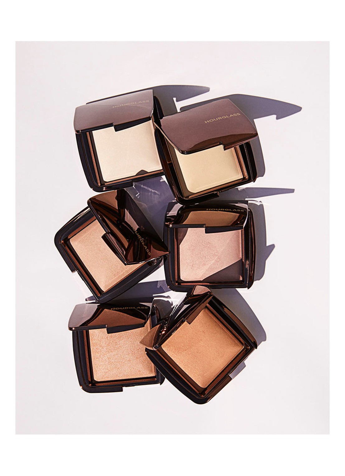 Hourglass AMBIENT™ Lightning Finishing powder - lichtreflecterend poeder - detail 5 ethereal light