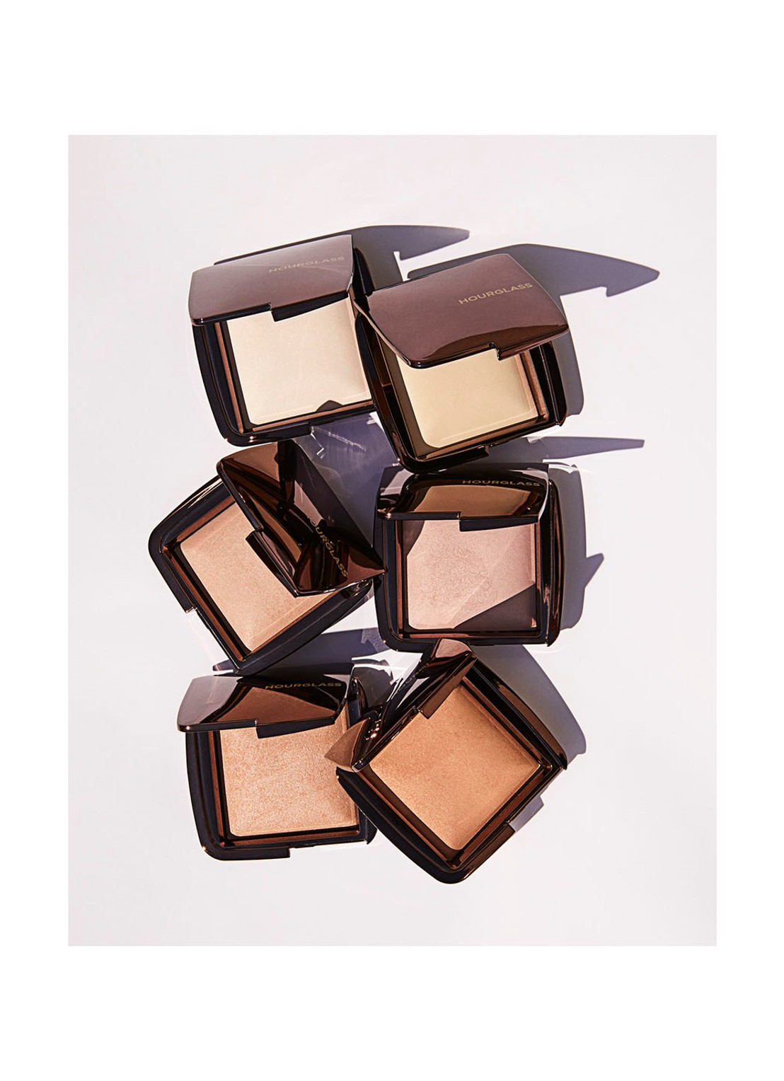 Hourglass AMBIENT™ Lightning Finishing powder - lichtreflecterend poeder - detail 5 diffused light