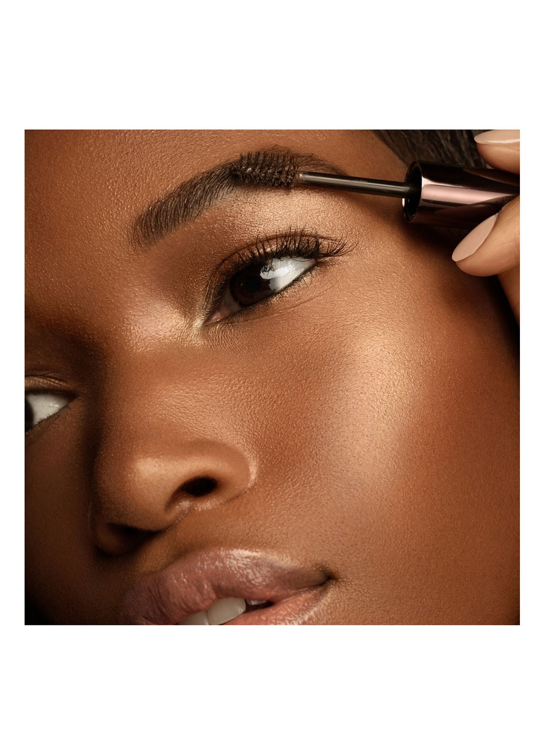 Hourglass Arch Brow Volumizing Fiber Gel - getinte wenkbrauwgel voor volume - voorkant 2 warm brunette
