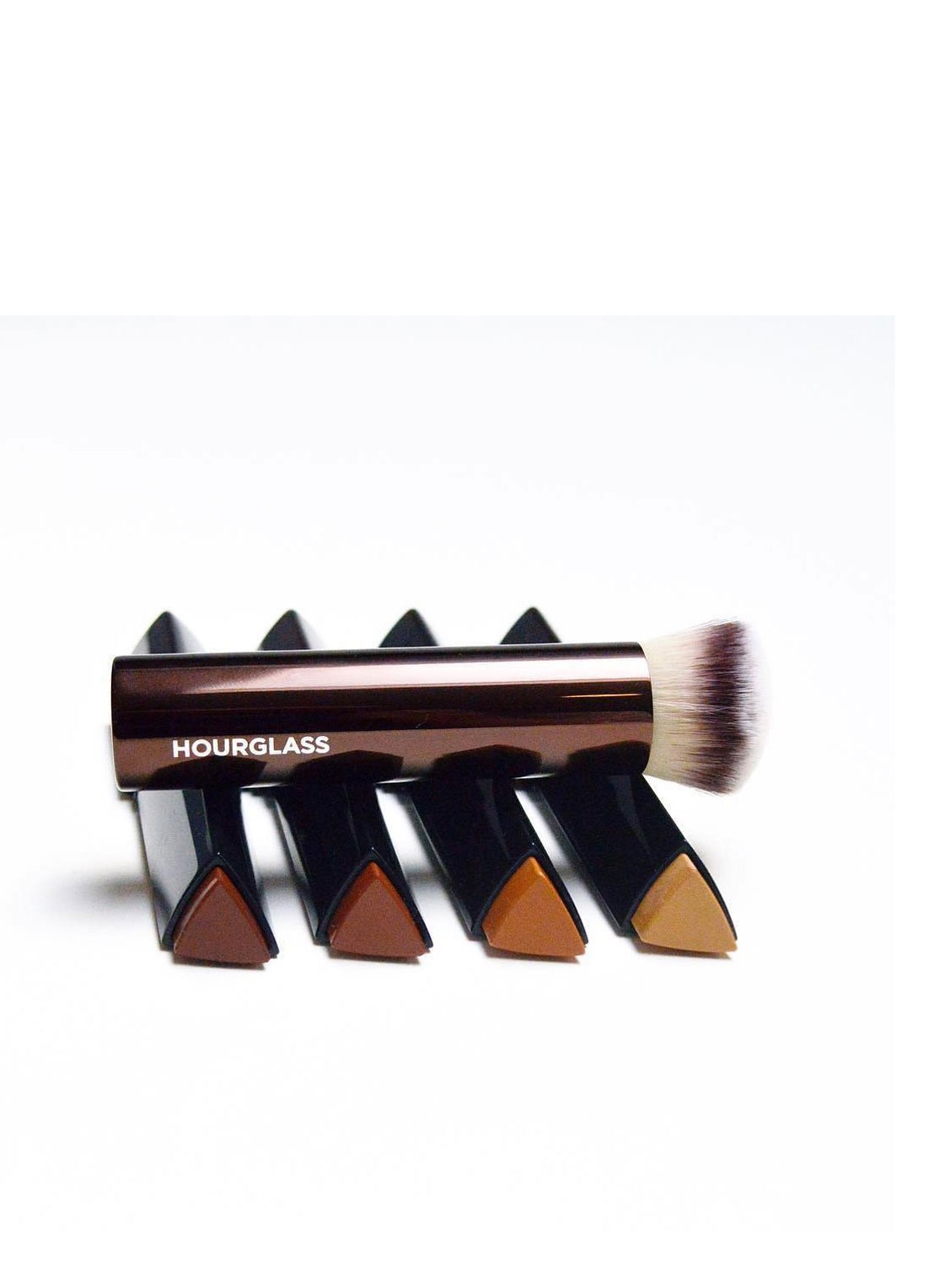 Hourglass VANISH™ Seamless Finish Foundation Brush - foundationkwast - voorkant 5 donkerbruin